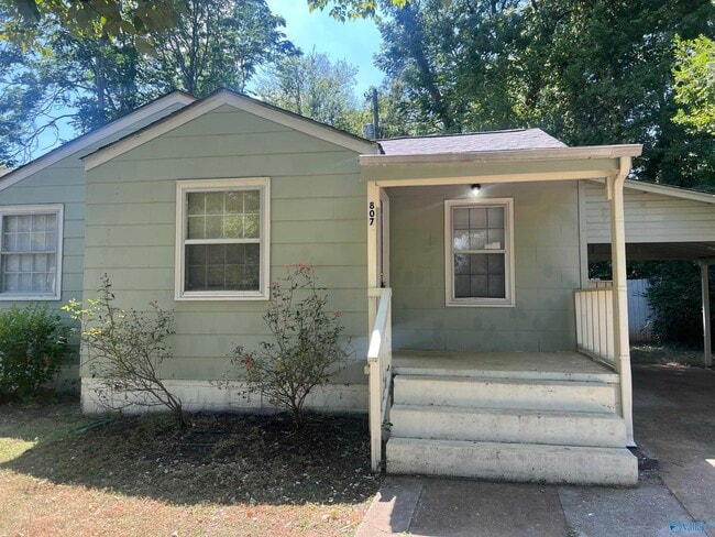 Building Photo - 807 Fairway Dr NW