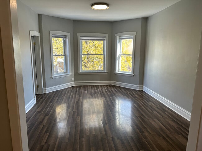 Building Photo - 2536 N Austin Ave Unit 2