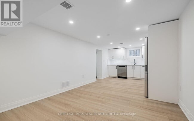 Photo - 562 Deloraine Ave