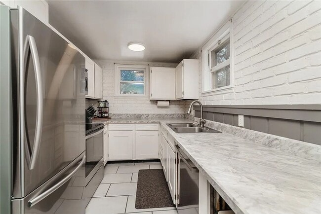 Photo - Gorgeous 4-Bedroom Home with Expansive Landscaped Yard & Off-Street Parking – Fully Furnished!