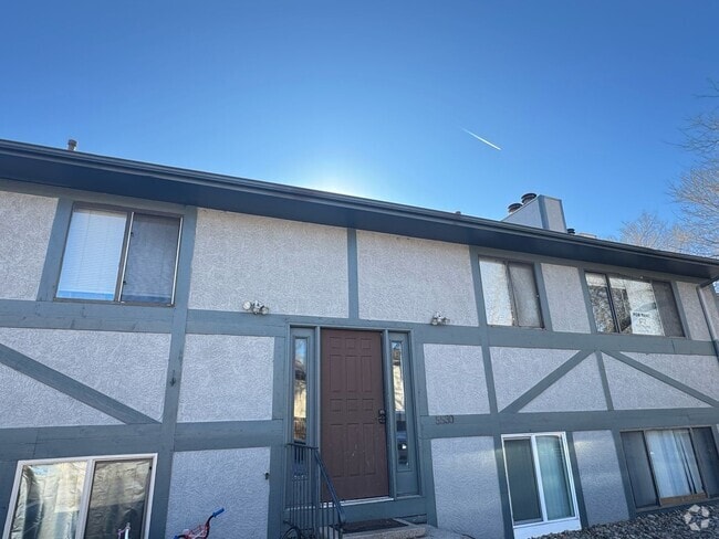 Building Photo - 2 Bedroom 1 bath close to Powers Corridor Unit Bowden  D Rental