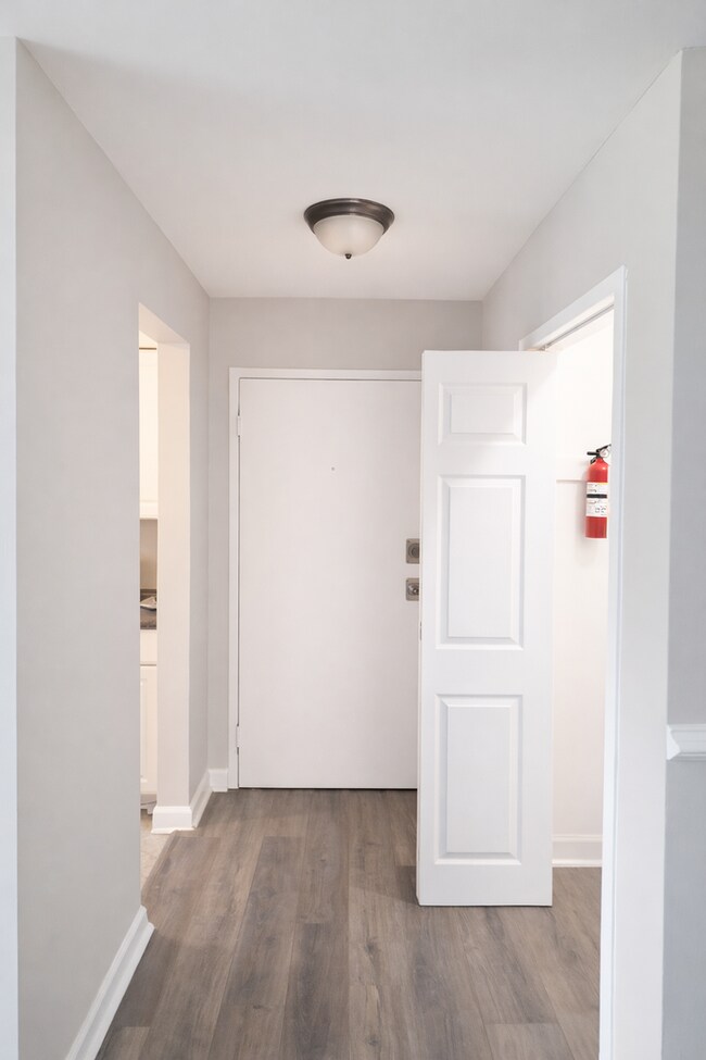 Photo - 2026 Move-In Special – $500 LEASE SIGNING BONUS!! Top-Floor 2-Bedroom Condo in Southwest DC – Rem... Unidad 303