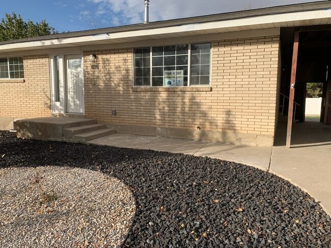 Photo - Cozy 4 bedroom 2 bath home in Woods Cross