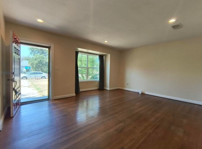Photo - 2317 Live Oak St