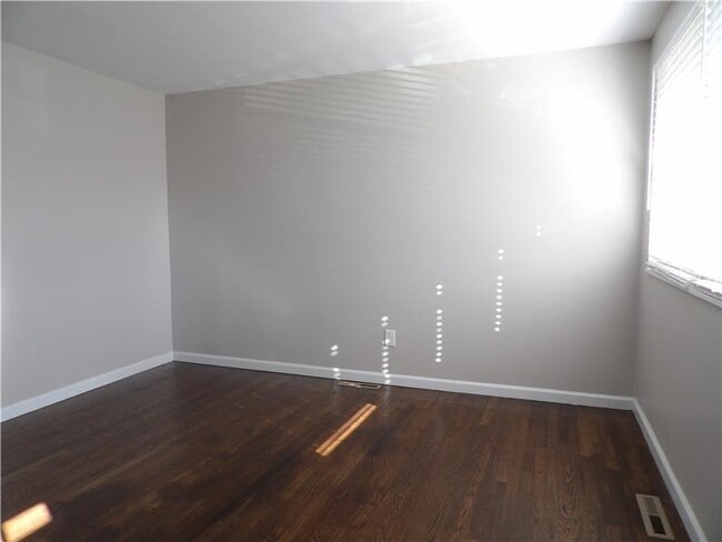 Photo - 122 Tracy Ln