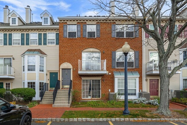 Building Photo - 144 Cherry St