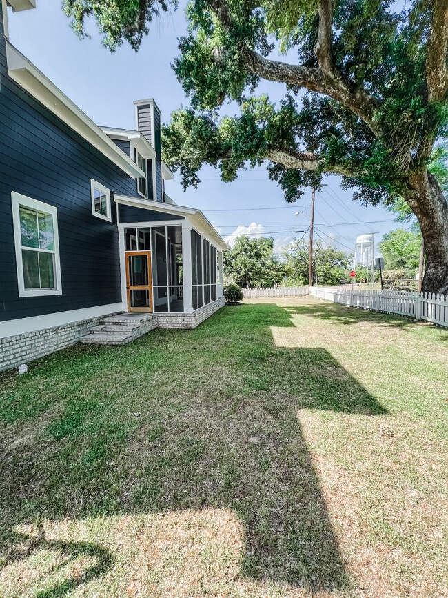 Photo - 764 E 2nd St