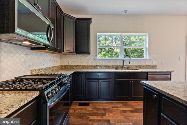 Photo - 555 English Oak Ln