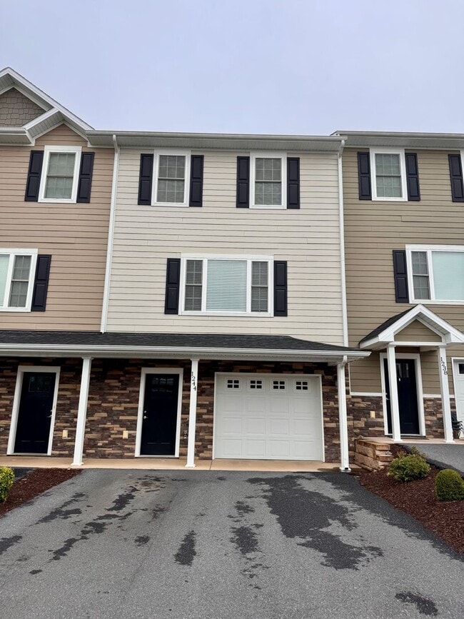 Building Photo - Townhouse for Rent in Crescent Ridge