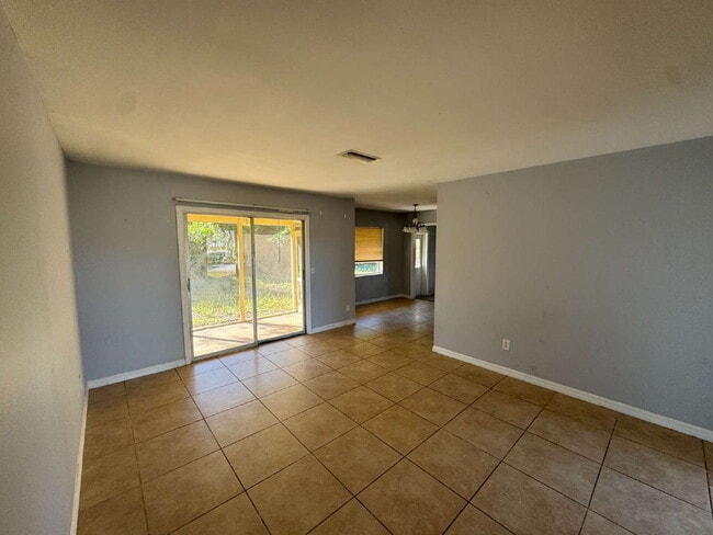 Photo - 301 Hickory Ln