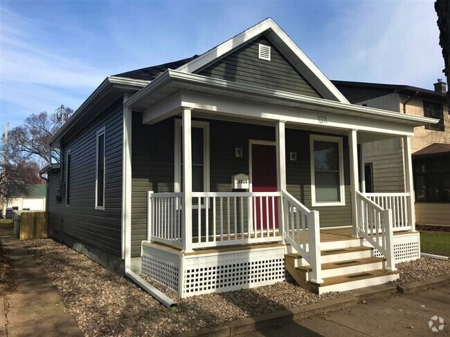 Building Photo - New modern 2 bed / 1 bath with fenced yard... Rental