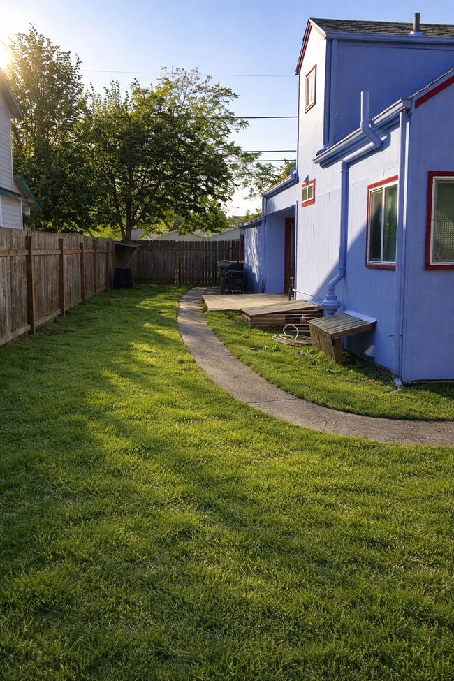 Photo - 13304 NE Glisan St