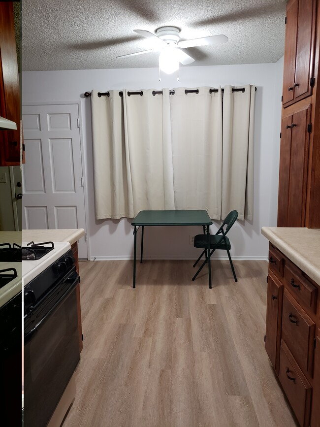 Building Photo - 150 E Lakeshore Dr