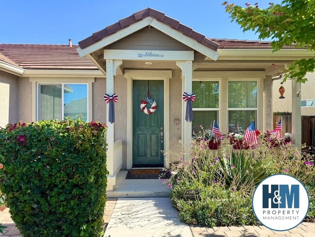 Building Photo - 3 bedroom home in Hollister