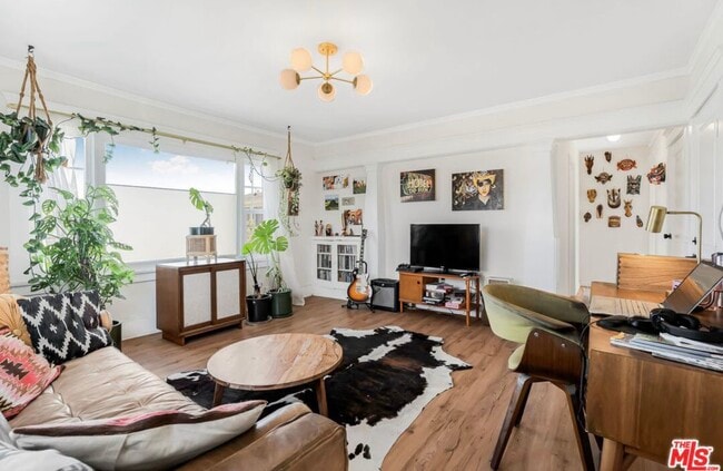 Building Photo - 1725 1/2 N Berendo St Unit 1725.5 Rental