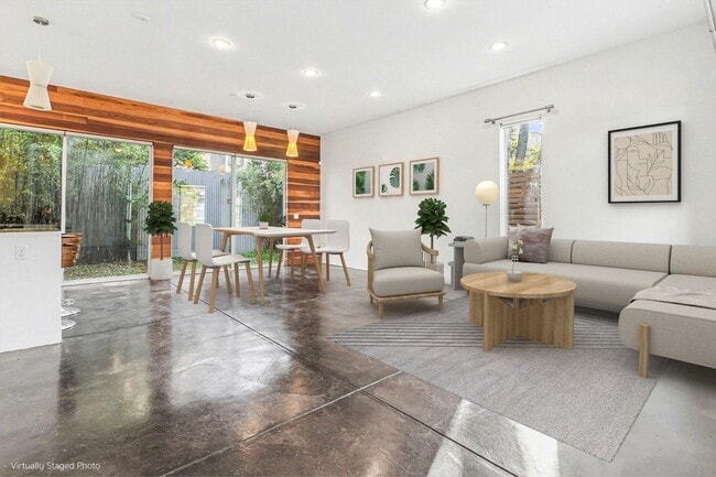 Photo - 3425 Louise St