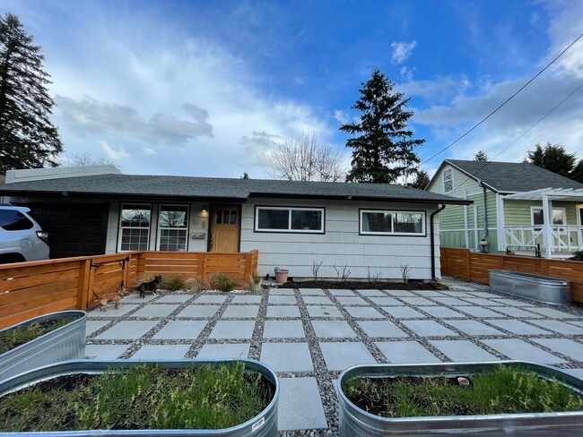 Building Photo - Charming 3Bed 2Bth Montavilla Neighborhood with Detached Additional Living Area and Backyard Grea...