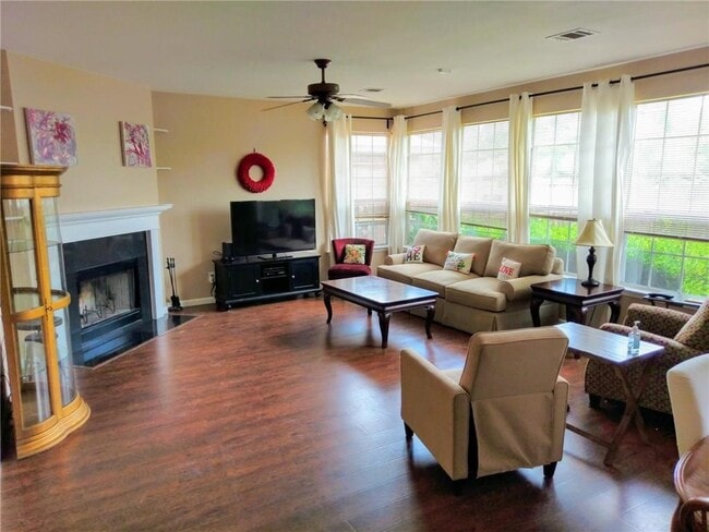 Photo - 1041 Disraeli Cir