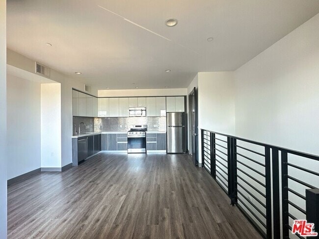 Building Photo - 552 N Hobart Blvd Unit 303 Rental