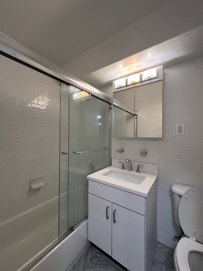 Photo - 405 E 56th St Unidad 3D