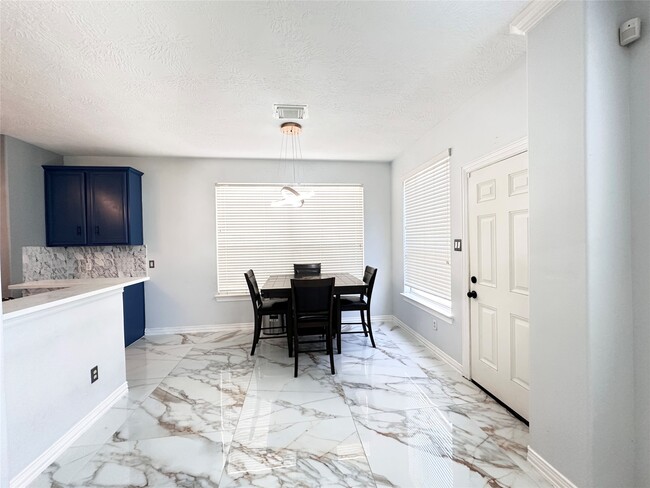 Building Photo - 2819 Lake Shore Harbour Dr