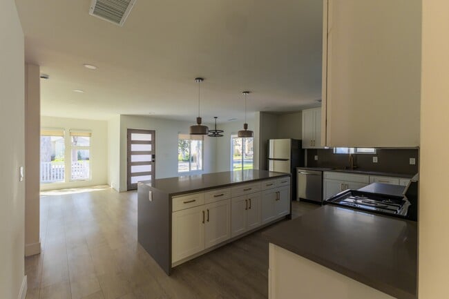 Photo - 17601 Hamlin St