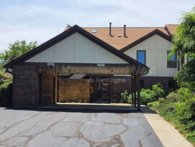 Building Photo - 1403 Fleetwood Plaza