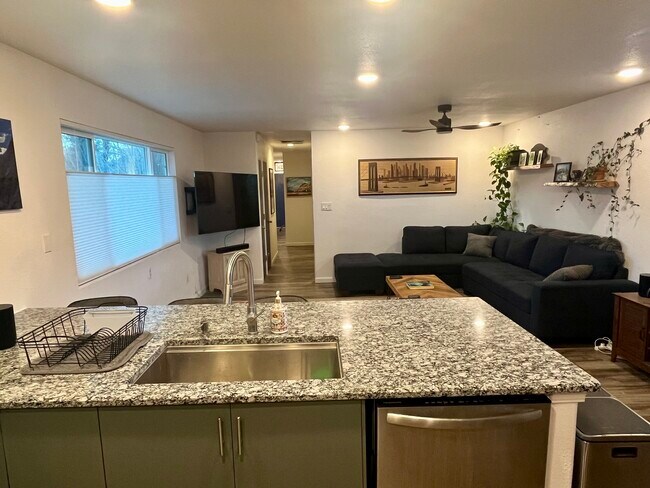 Photo - 915 University Ter