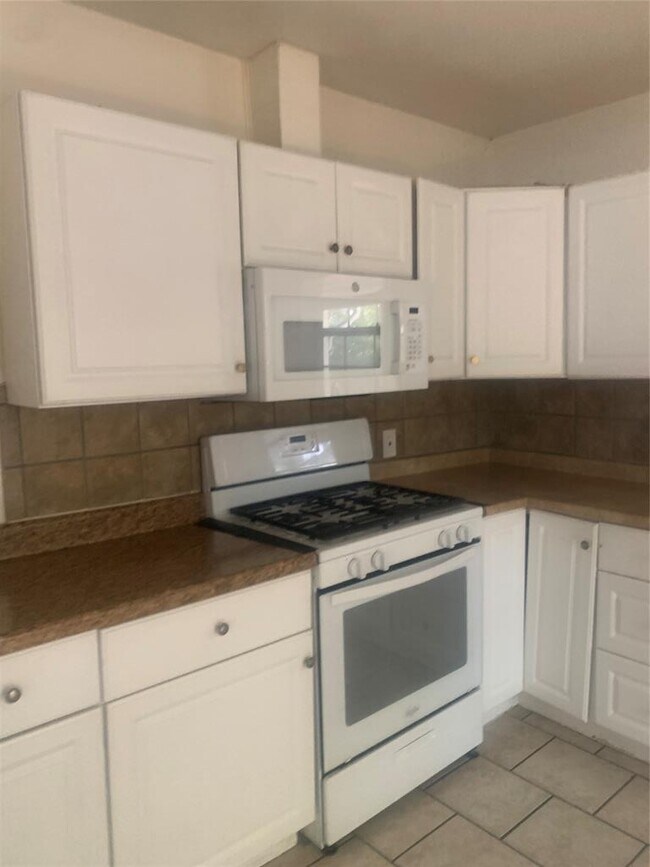 Photo - 613 E 50th St