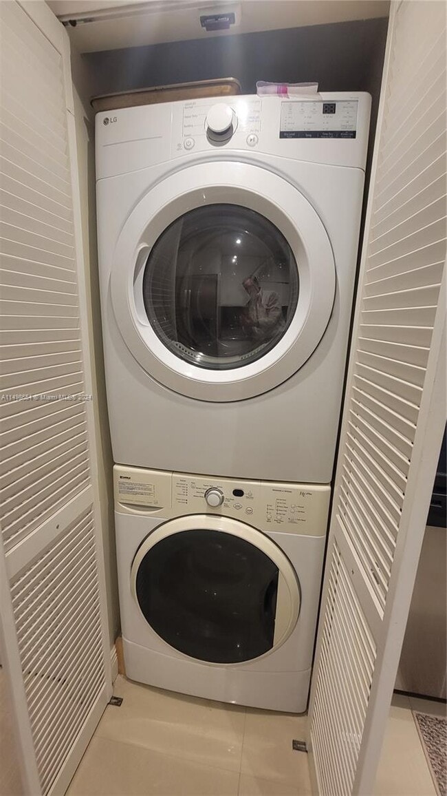 Photo - 3200 Collins Ave Unidad 8