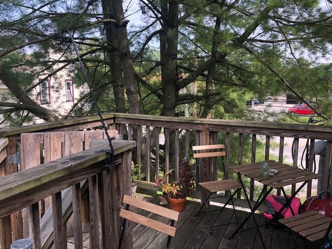 Photo - Luxurious 1 Bed / 1 Bath Haven with a Serene Deck & Elegant Hardwood Floors - Prime Location in V... Unidad 3