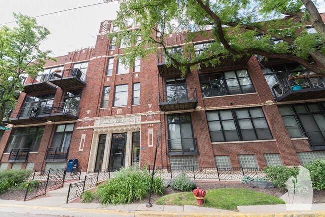 Building Photo - 2300 W Wabansia Ave Unit 326