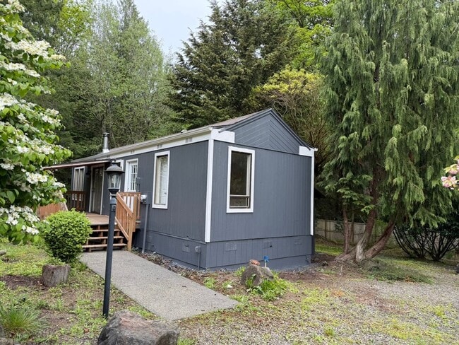 Building Photo - 3063 Oak Bay Rd