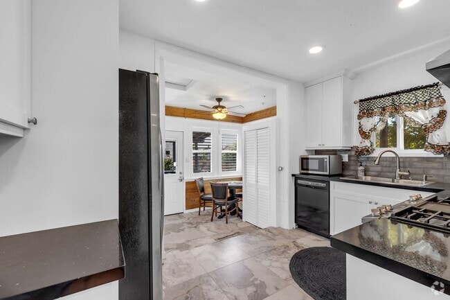 Building Photo - Upstairs Unit, Furnished Home