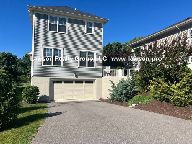 Photo - Upscale Three Bedroom in Colonial Green with Garage