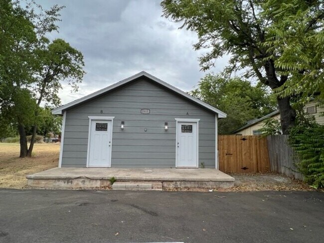 Building Photo - 2613 SW B Ave Unit A