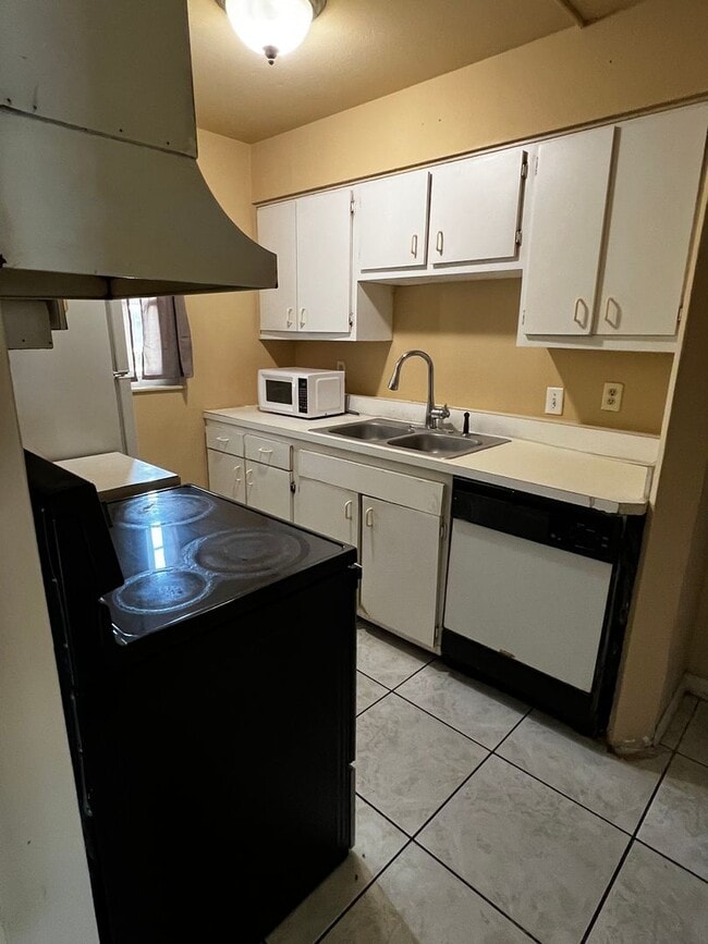 Building Photo - COMING SOON - 2 Bed 1 Bath Condo