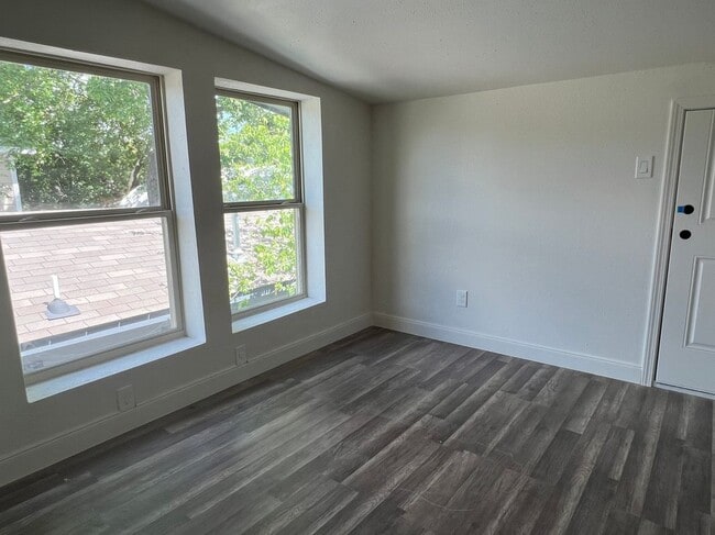 Building Photo - 201 Eastwood St Rental