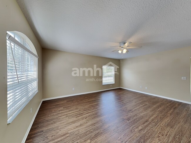 Photo - 11002 Newbridge Dr