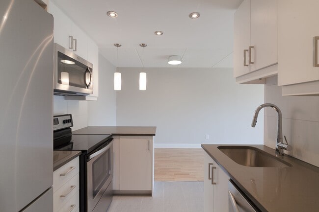 Building Photo - 1565 Avenue Victoria Unit 209