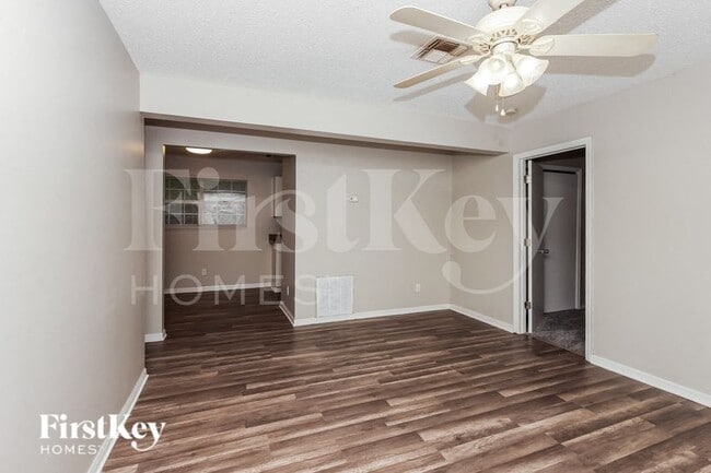 Photo - 830 Burland St