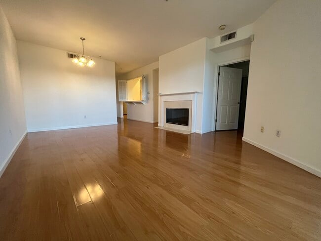 Building Photo - 903 Sunrose Ter Unit 114 Rental