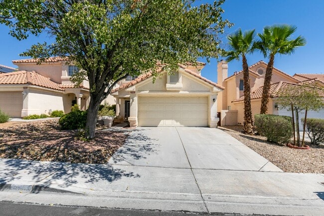 Photo - SUMMERLIN, SPACIOUS, 4 BED HOME WHITH A LARGE BACKYARD
