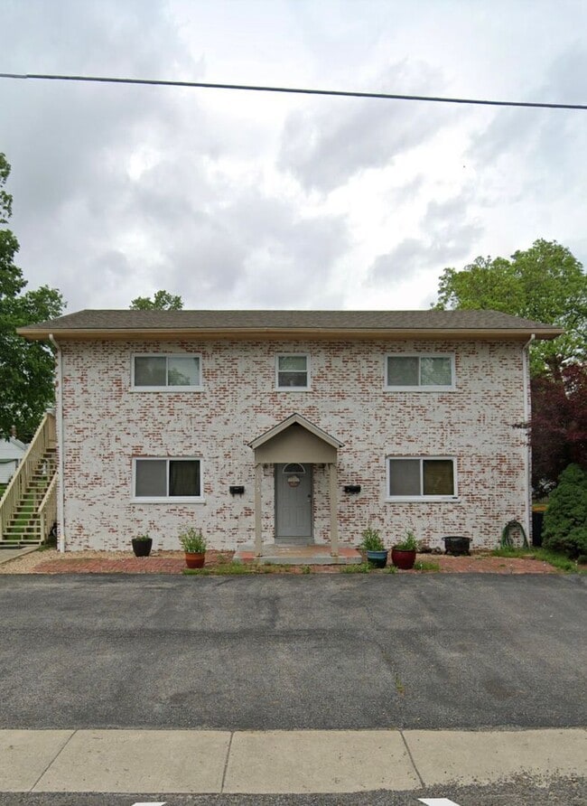 Building Photo - 113 E Apple St