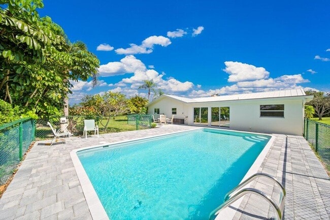 Photo - 2416 N W Everglades Blvd