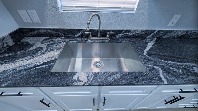 Photo - 3002 Blaine St