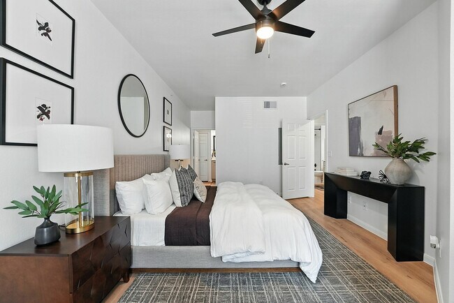 13_1001_Ross_Ave_Dallas_TX_75202_USA-Bedroom-19903485