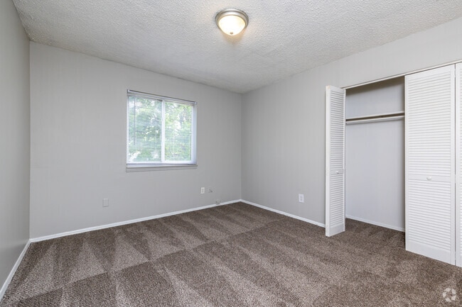 2BR, 2BA - 850 SF - 1st Bedroom