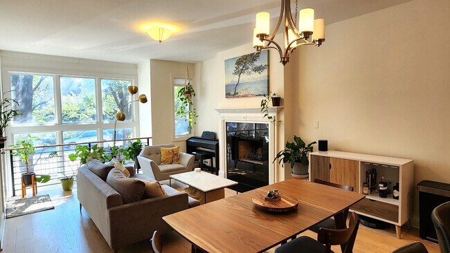 Photo - 920 N Noble St Unit 001