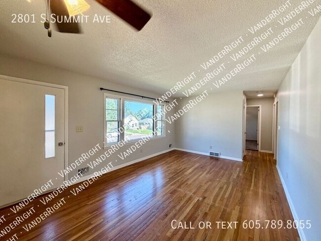 Building Photo - 2801 S Summit Ave